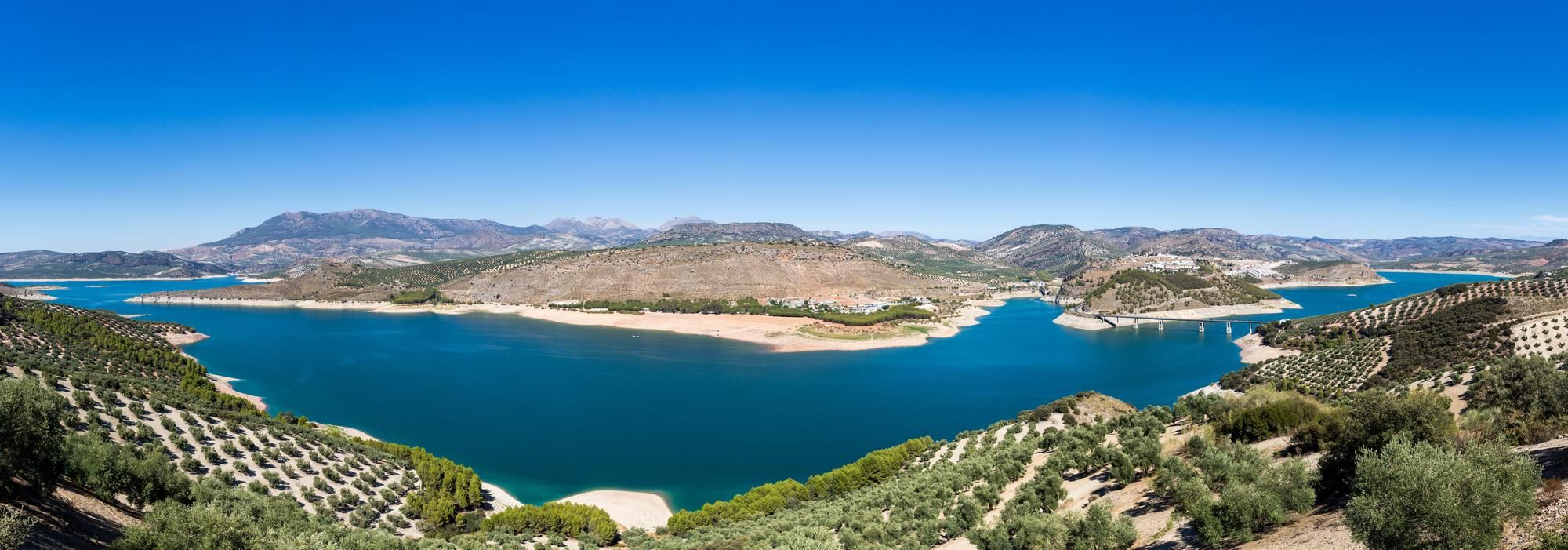 Vista aérea del pantano y la localidad.