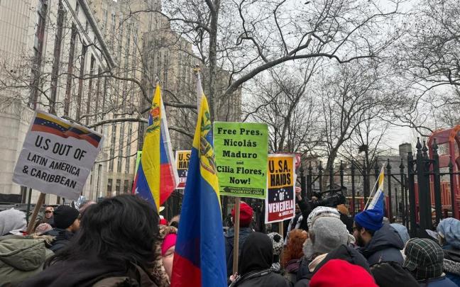 Protestas a las puertas de un juzgado de Manhattan por los cargos que afronta Nicolás Maduro, acusado de narco-terrorismo.