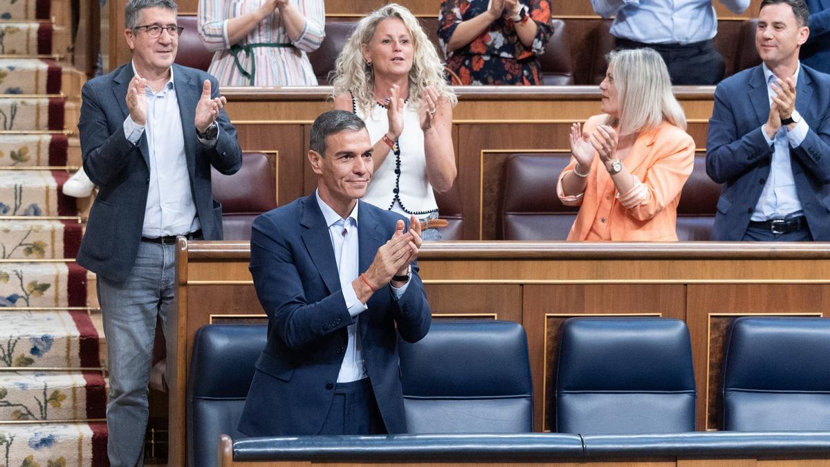 El presidente Sánchez aplaude el resultado de una votación durante el pleno del Congreso de los Diputados