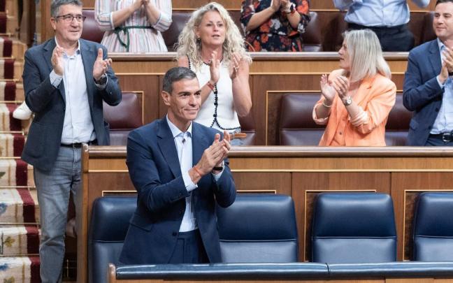 El presidente Sánchez aplaude el resultado de una votación durante el pleno del Congreso de los Diputados