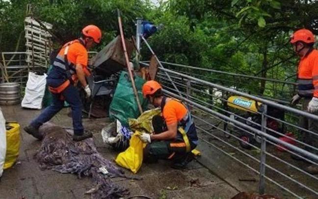 Operarios de limpieza en Hernani, ajenos a esta información