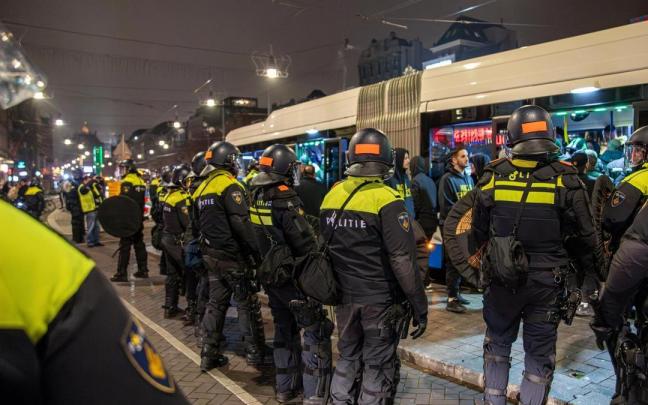 Israel prepara aviones para sacar de Ámsterdam a los aficionados del Maccabi tras los enfrentamientos con grupos propalestinos.