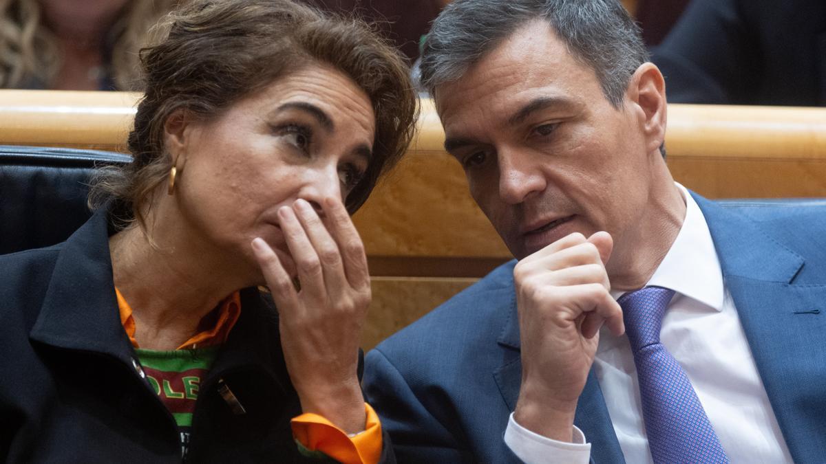 Teresa Ribera conversa con Pedro Sánchez en el Congreso