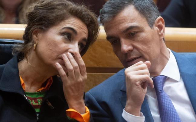 Teresa Ribera conversa con Pedro Sánchez en el Congreso
