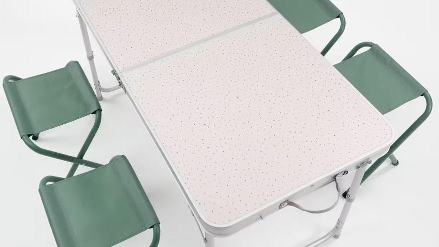 Perspectiva de la mesa plegable de camping con taburetes Quechua de Decathlon