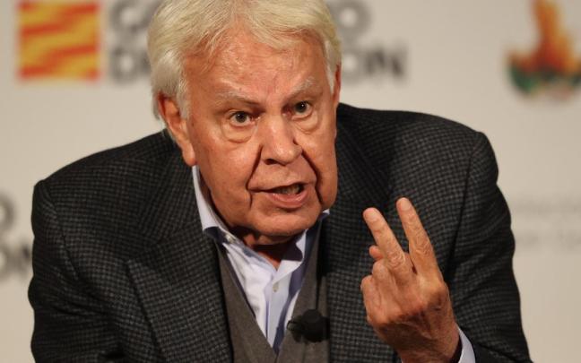 Felipe González interviene en un foro.