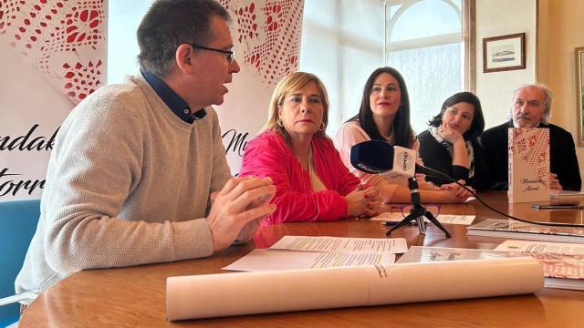 Gaizka Lozano, presidente de Mundakako Atorrak Elkartea, junto a la alcaldesa de Mundaka, Sorne Rubio; la diputada foral de Euskera, Cultura y Deporte, Leixuri Arrizabalaga; la directora foral de Cultura, Begoña de Ibarra; y el jefe foral del Servici