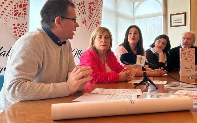 Gaizka Lozano, presidente de Mundakako Atorrak Elkartea, junto a la alcaldesa de Mundaka, Sorne Rubio; la diputada foral de Euskera, Cultura y Deporte, Leixuri Arrizabalaga; la directora foral de Cultura, Begoña de Ibarra; y el jefe foral del Servici