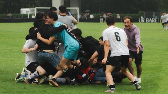 El equipo de fútbol de Zarautz celebrando un gol en los penaltis. / Linda Tarazona El equipo de fútbol de Zarautz celebrando un gol en los penaltis.