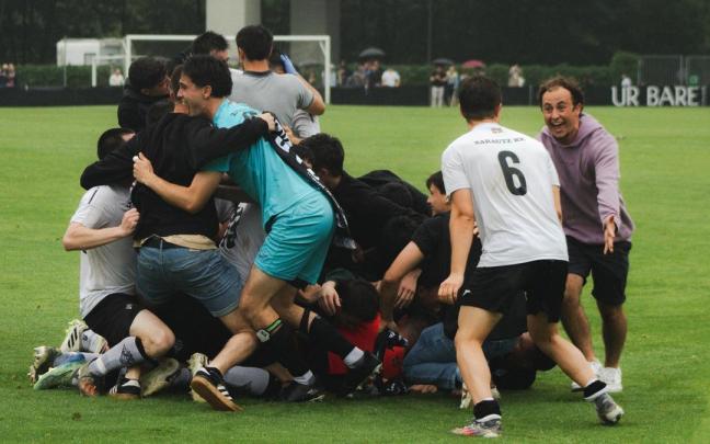 El equipo de fútbol de Zarautz celebrando un gol en los penaltis. / Linda Tarazona El equipo de fútbol de Zarautz celebrando un gol en los penaltis.