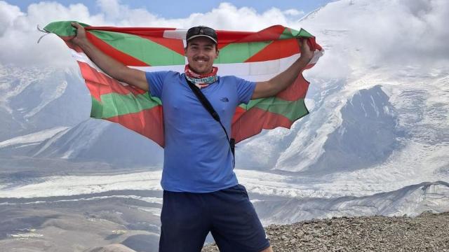 Eneko Azkue, con la Ikurriña, mientras atraviesa una montaña.