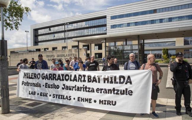 La protesta de los sindicatos en Lakua. La protesta de los sindicatos en Lakua.