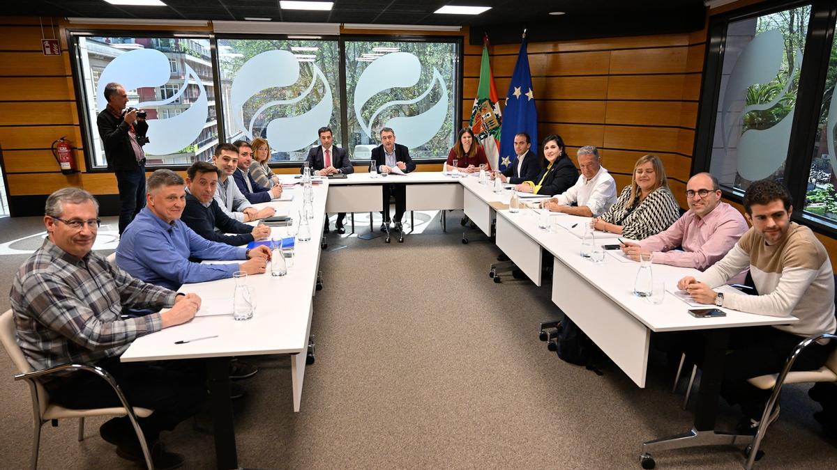 El nuevo EBB, reunido este lunes, con Aitor Esteban, el lehendakari Pradales a su derecha y Maitane Ipiñazar a su izquierda