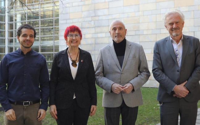 De izda a dcha, Pedo Gullón, Santos Induráin, Carlos Artundo y Josep Figueras, en la presentación del monográfico. De izda a dcha, Pedo Gullón, Santos Induráin, Carlos Artundo y Josep Figueras, en la presentación del monográfico.