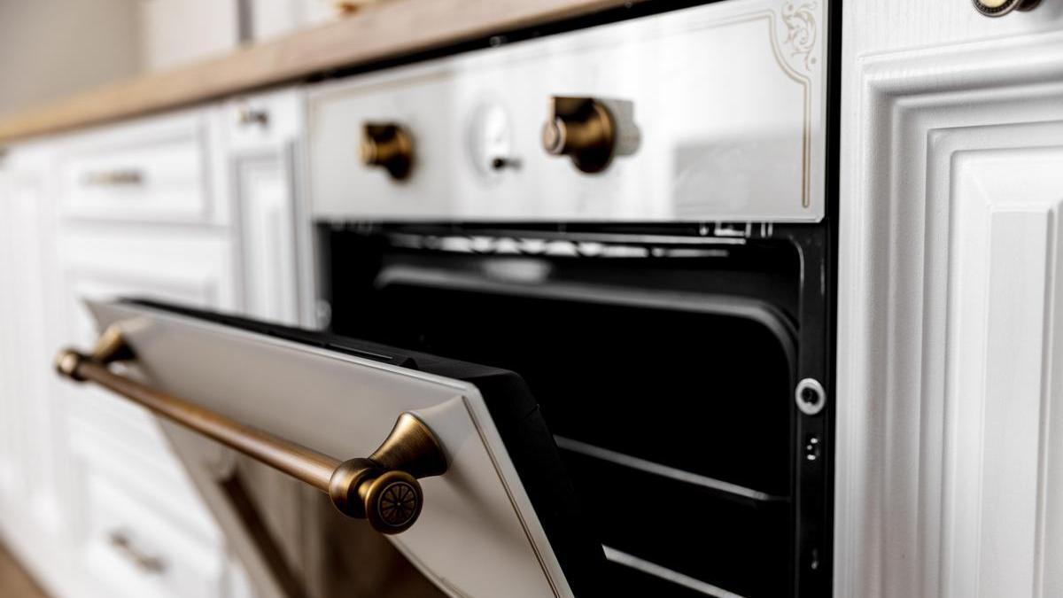 Puerta del horno abierta.