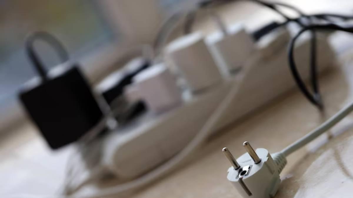 Regleta con varios cables.