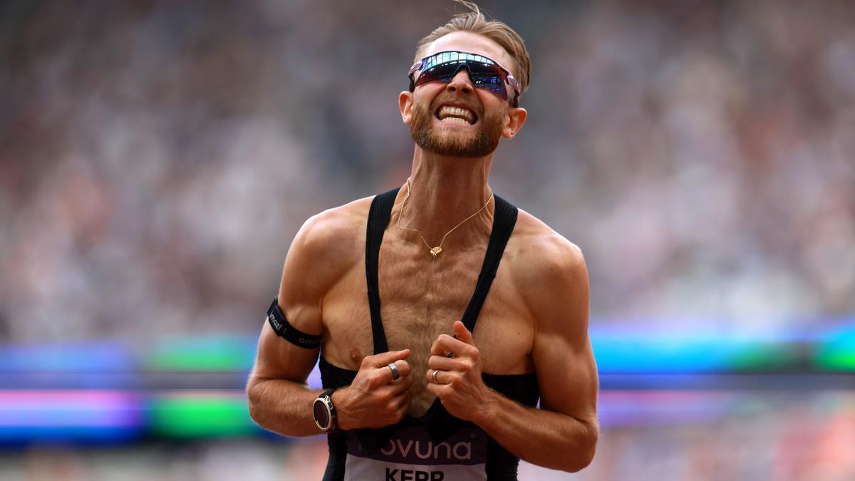 Josh Kerr celebra su nuevo récord de la milla.