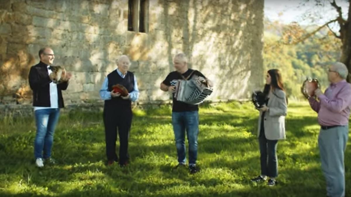 Zumarragako Trikitixa, tocando en el exterior de la ermita de La Antigua para el documental.