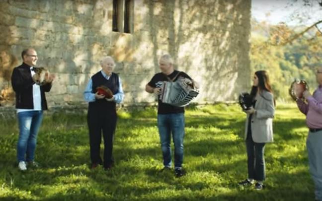 Zumarragako Trikitixa, tocando en el exterior de la ermita de La Antigua para el documental. / Hauspoa&Tunela Zumarragako Trikitixa, tocando en el exterior de la ermita de La Antigua para el documental.