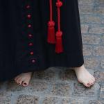 Una cofrade durante una procesión por las calles de Bilbao en la que ha tomado parte.