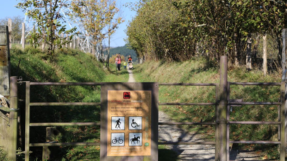 Una familia realizando un paseo por Mutiloa.