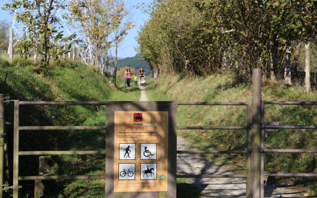 Una familia realizando un paseo por Mutiloa.