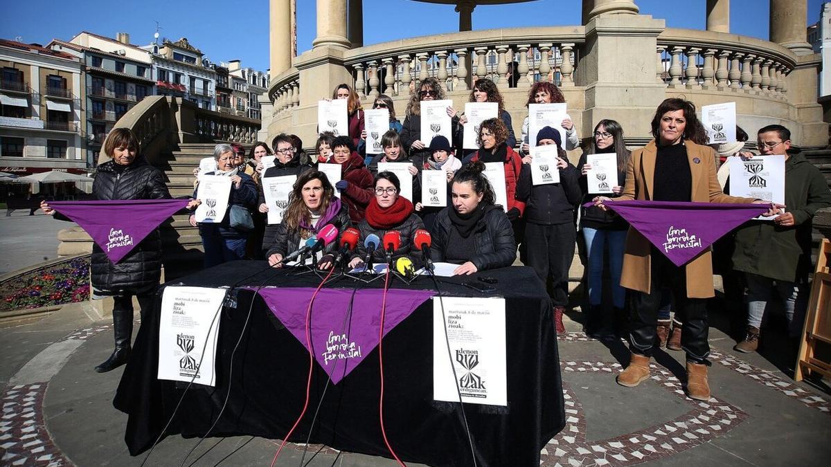 Integrantes del Movimiento Feminista, ayer en la plaza del Castillo de Iruñea