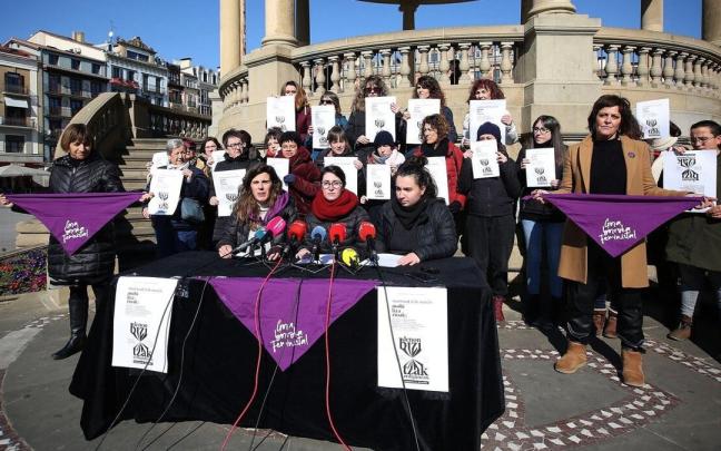 Integrantes del Movimiento Feminista, ayer en la plaza del Castillo de Iruñea
