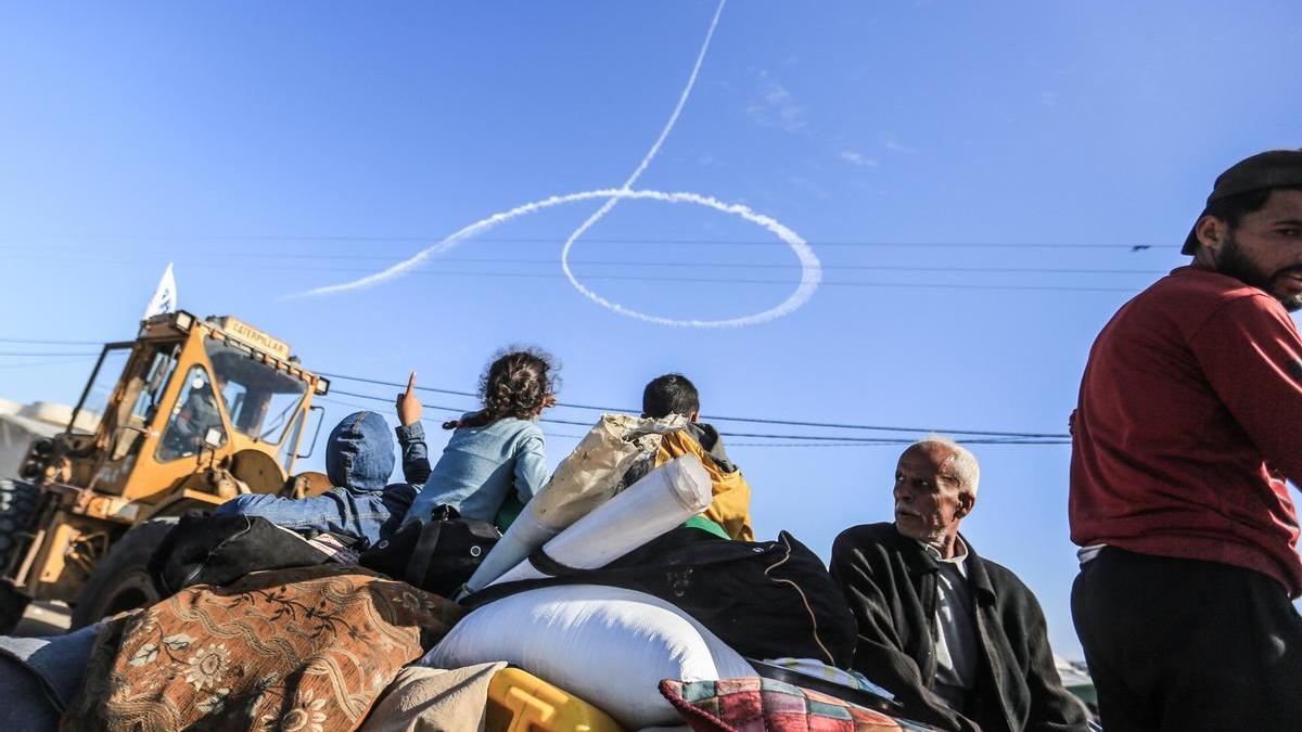 Desplazados palestinos abandonan la ciudad de Jan Yunis.