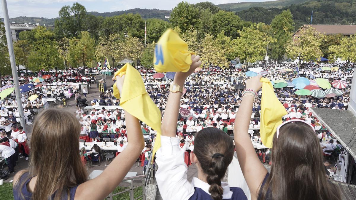 Más de 3.600 personas en la comida de cuadrillas de Basauri: “Es es indescriptible, se nos está yendo de las manos”