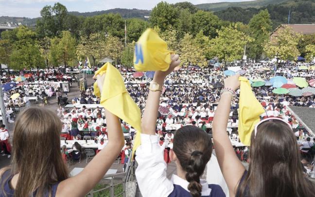 Más de 3.600 personas en la comida de cuadrillas de Basauri: “Es es indescriptible, se nos está yendo de las manos”