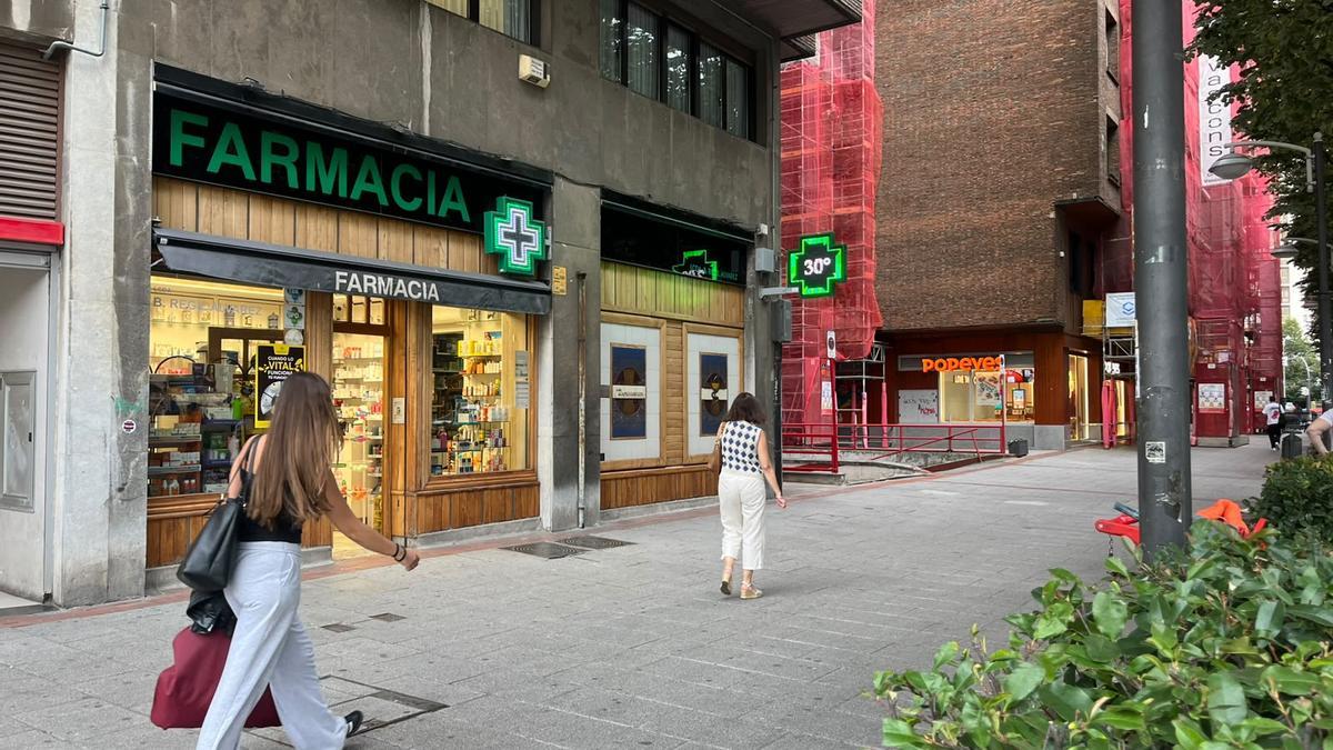 Una farmacia en la calle Av. Juan Antonio Zunzunegui de Bilbao.