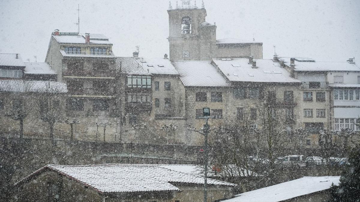 La nieve cae sobre Vitoria y Agurain. JORGE MUÑOZ