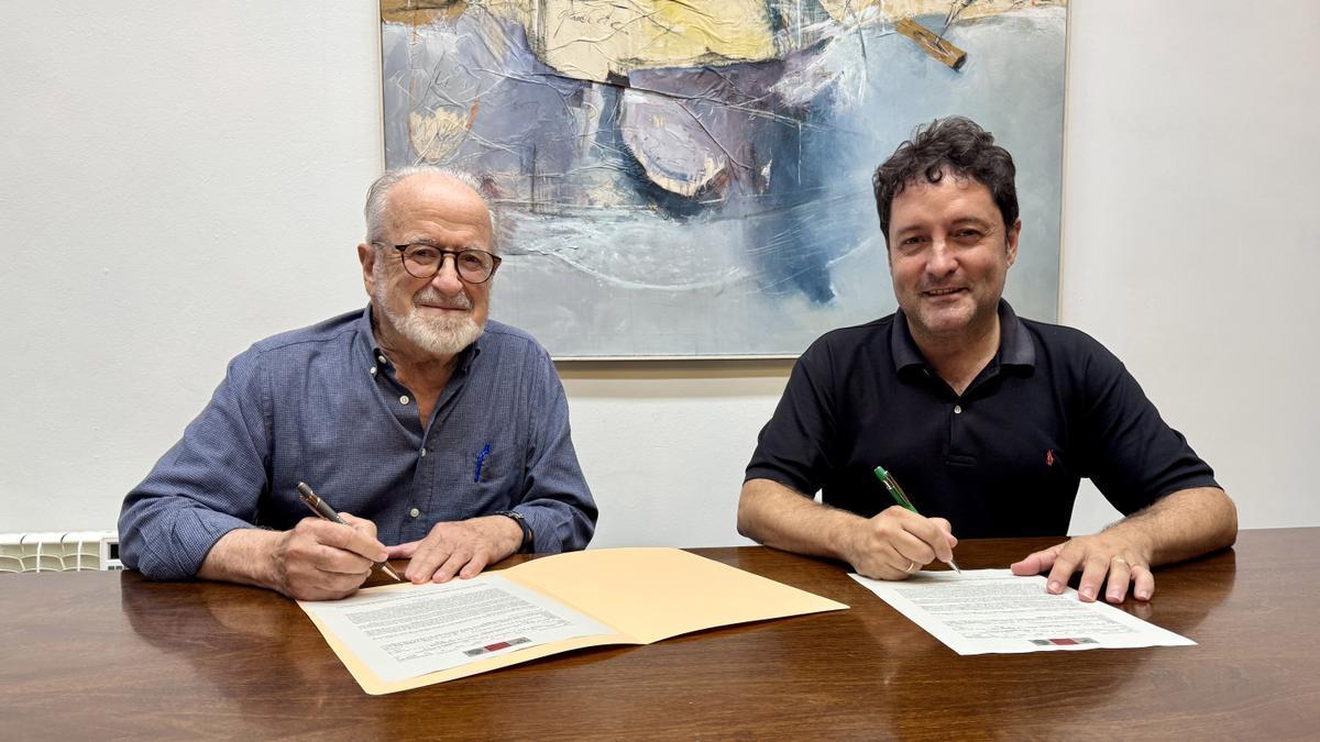 Mikel Mendizabal, representante de la ONG Ayuda Contenedores, y Xabier Txurruka, alcalde de Zarautz.