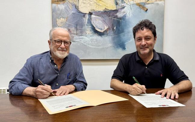 Mikel Mendizabal, representante de la ONG Ayuda Contenedores, y Xabier Txurruka, alcalde de Zarautz.