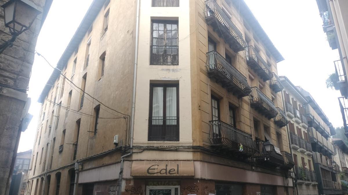 Edificio de Bidekurutza que se derribará, junto a a los contiguos de Ikerleku.