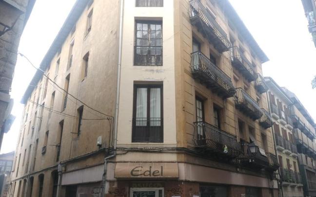 Edificio de Bidekurutza que se derribará, junto a a los contiguos de Ikerleku. / Anabel Dominguez. Edificio de Bidekurutza que se derribará, junto a a los contiguos de Ikerleku.