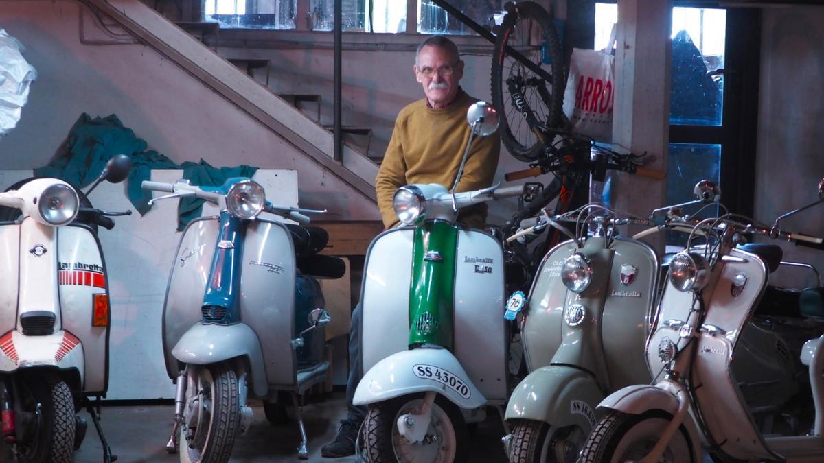 El azpeitiarra Juanjo Agirre, junto a las motos Lambretta que ha ido coleccionando a lo largo de los años .