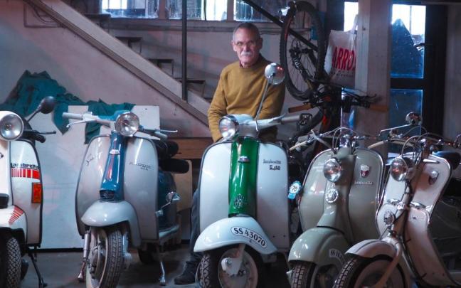 El azpeitiarra Juanjo Agirre, junto a las motos Lambretta que ha ido coleccionando a lo largo de los años .
