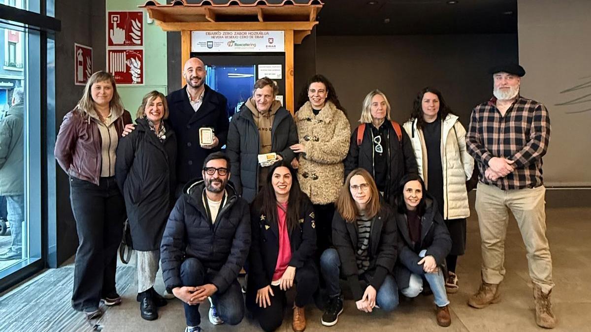 Presentación de una nueva de nevera Residuo Cero para el aprovechamiento de alimentos en la villa armera.