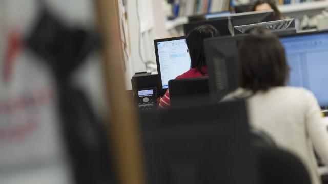 Imagen de archivo de trabajadores en una oficina