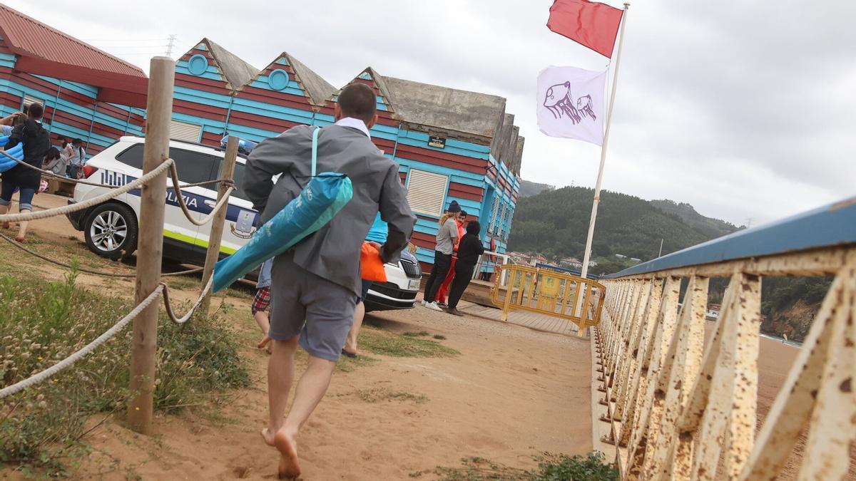 Los puestos de socorrismo de la costa vasca han atendido a más de un centenar de personas por picaduras de carabela portuguesa.