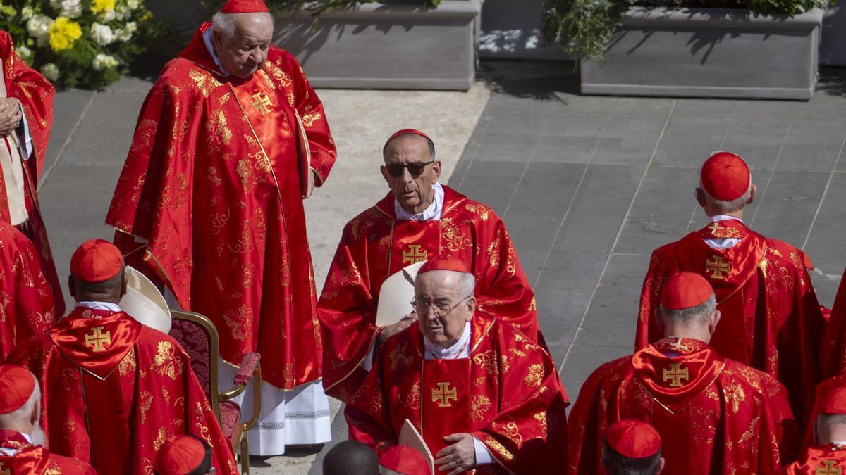 Cardenales y obispos durante la celebración del funeral del papa Francisco