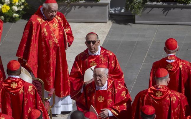 Cardenales y obispos durante la celebración del funeral del papa Francisco