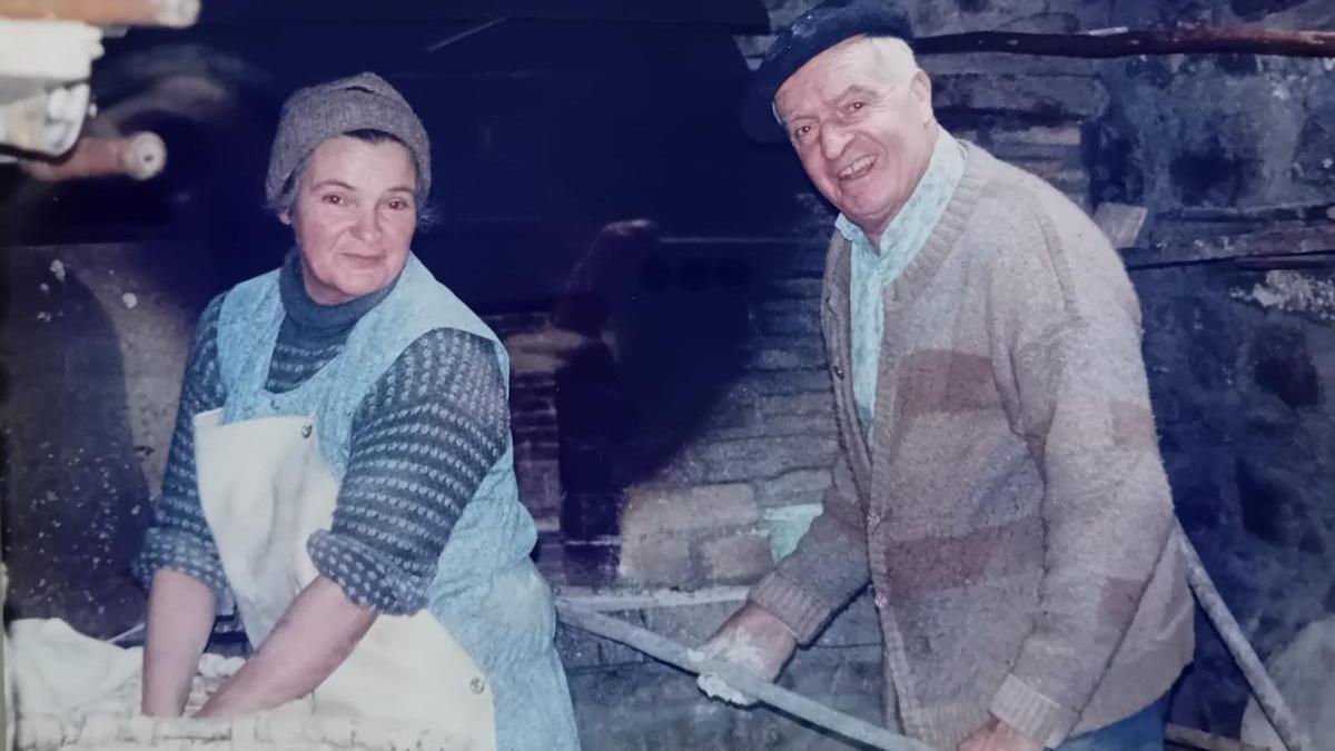 Julia Barberena, a los 42 años, y Pablo Azkoaga, a los 54 años, en su horno de leña