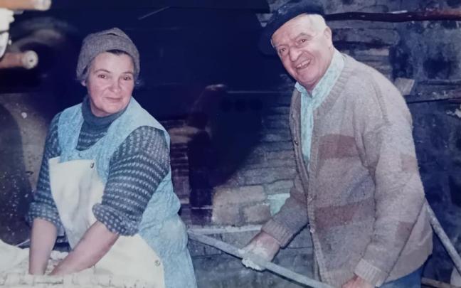 Julia Barberena, a los 42 años, y Pablo Azkoaga, a los 54 años, en su horno de leña