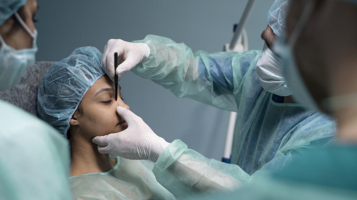 Una mujer se somete a una operación estética.