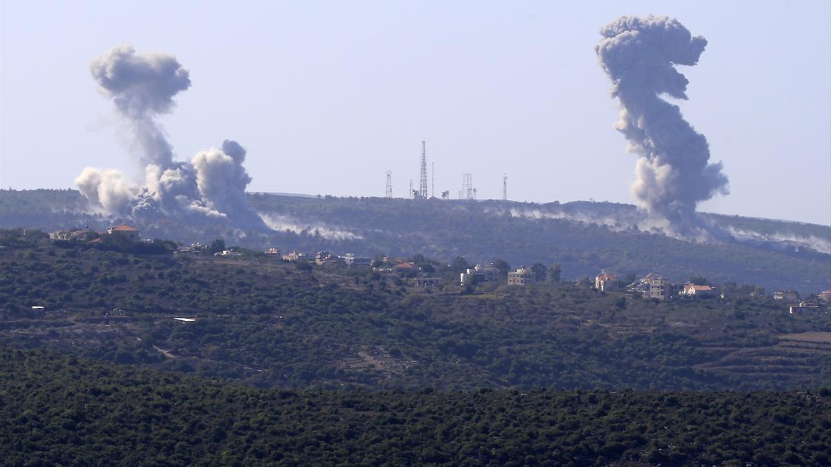 Columnas de humo causadas por los bombardeos israelíes en el Líbano.