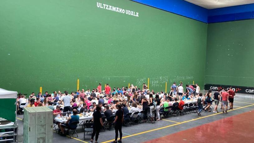 La comida popular celebrada en el frontón.