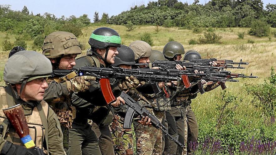 Militares ucranianos durante un entrenamiento en la ciudad de Járkov. | FOTO: EFE